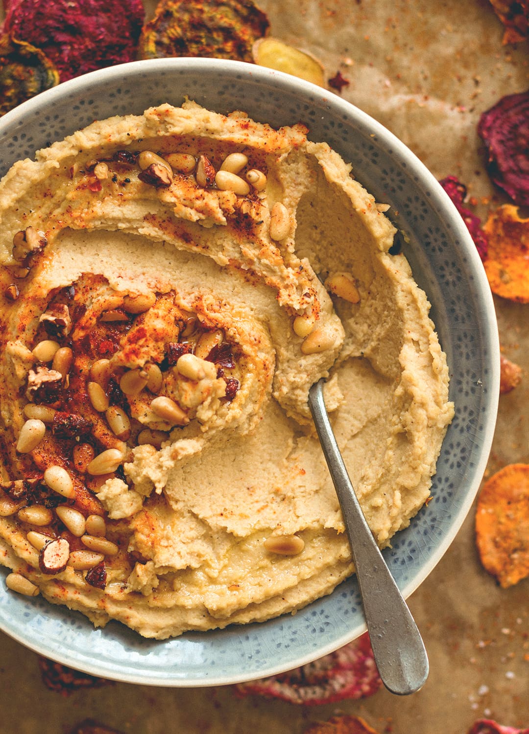 How to Make Hummus in 5 Minutes - it's incredibly easy! You'll totally love this recipe. It's thick, it's creamy, and you only need 4 ingredients! | thehealthfulideas.com