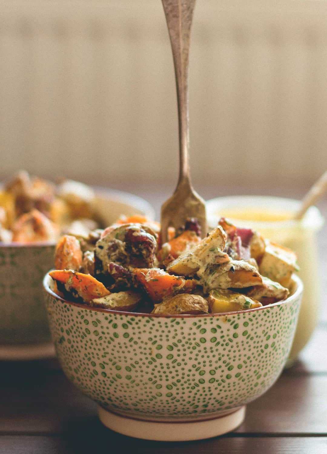 Roasted Potato Salad with Dill Cashew Dressing (vegan, gluten-free) - this is the perfect side dish or a great addition to vegan brunch. Potatoes roasted with herbs, drizzled with amazing cashew dressing with dill. | thehealthfulideas.com