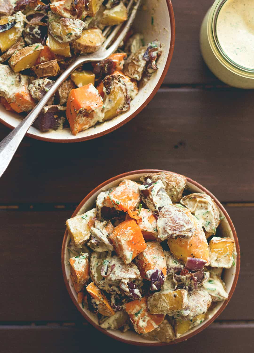 Roasted Potato Salad with Dill Cashew Dressing (vegan, gluten-free) - this is the perfect side dish or a great addition to vegan brunch. Potatoes roasted with herbs, drizzled with amazing cashew dressing with dill. | thehealthfulideas.com