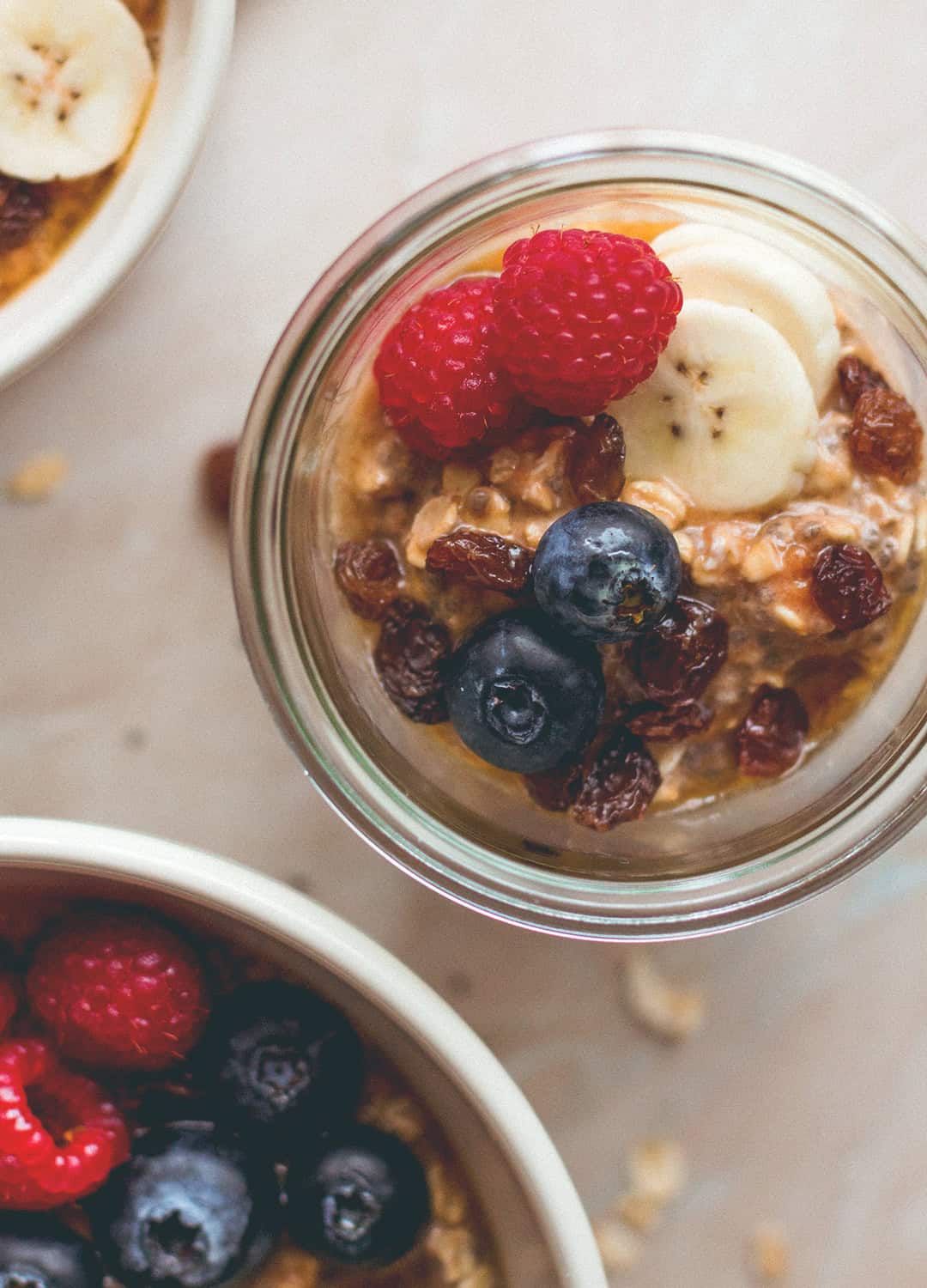 Apricot Ginger Overnight Oats - these are so easy to make and really delicious. The PERFECT breakfast for a busy day! (vegan, GF) | thehealthfulideas.com