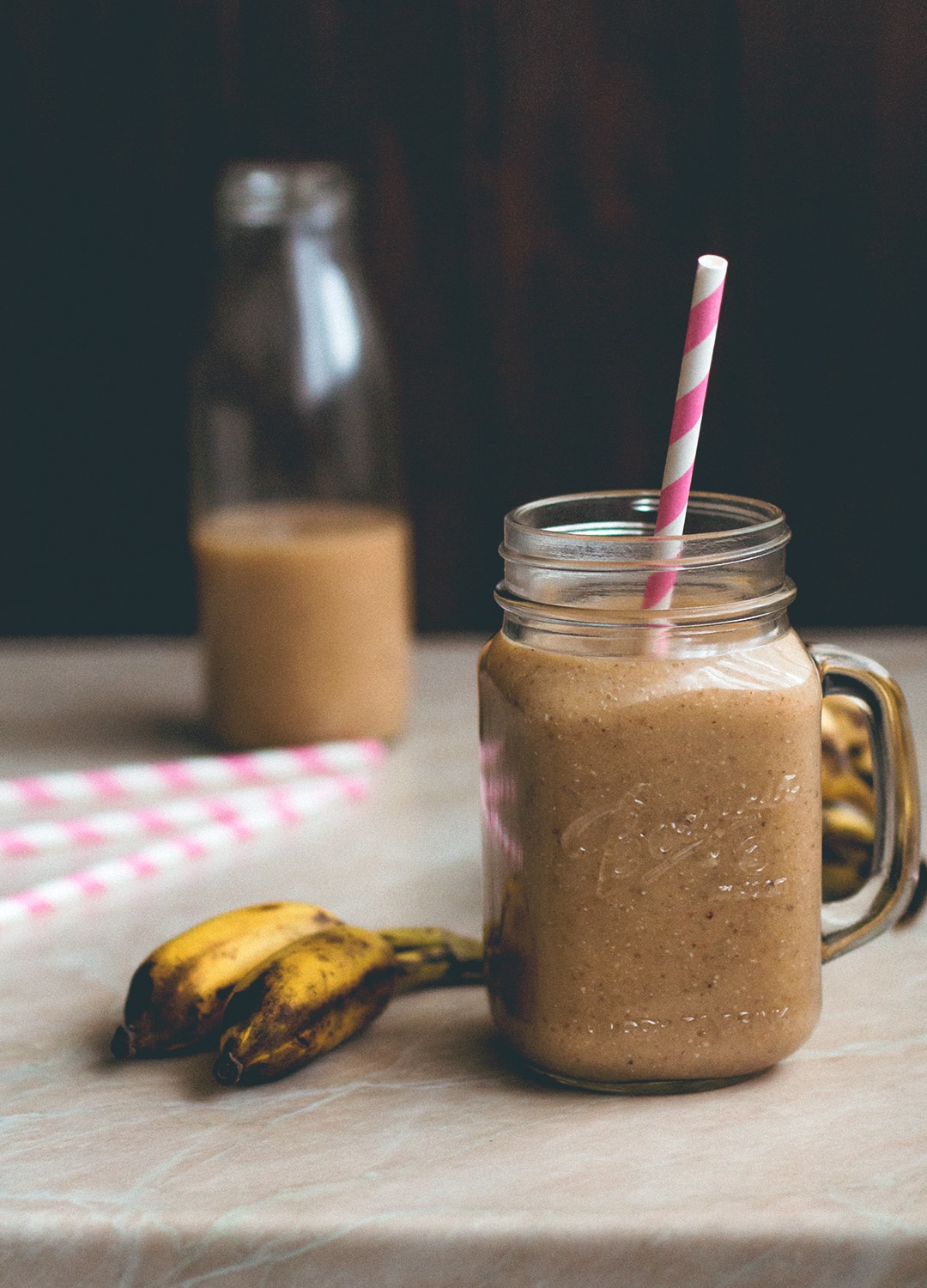 Peach Ginger Smoothie - super refreshing, naturally sweet, and really nutritious! It's raw, vegan, and only takes a couple minutes to make! | thehealthfulideas.com