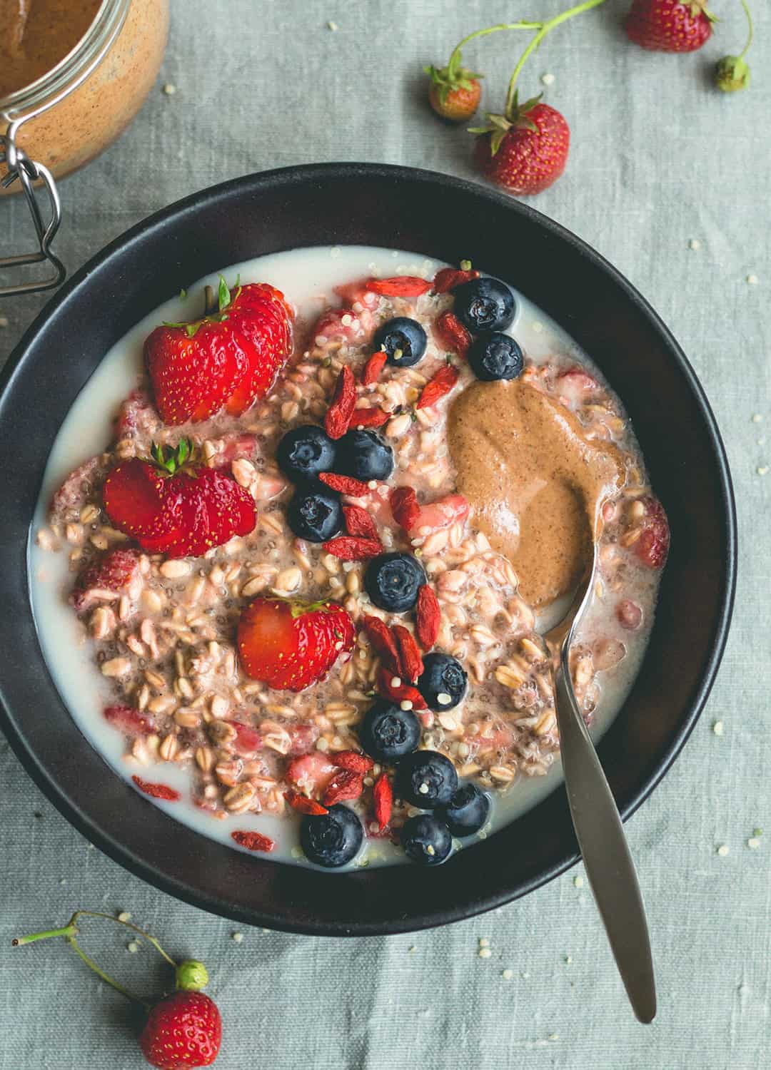 21 Oatmeal Recipes You Need To Try (vegan, gluten-free) - every flavor you can think of! With chocolate, berries, tropical fruit, chia seeds, acai, superfoods, spices, and remakes of famous desserts! Made with oats, buckwheat, or quinoa. Delicious! | thehealthfulideas.com