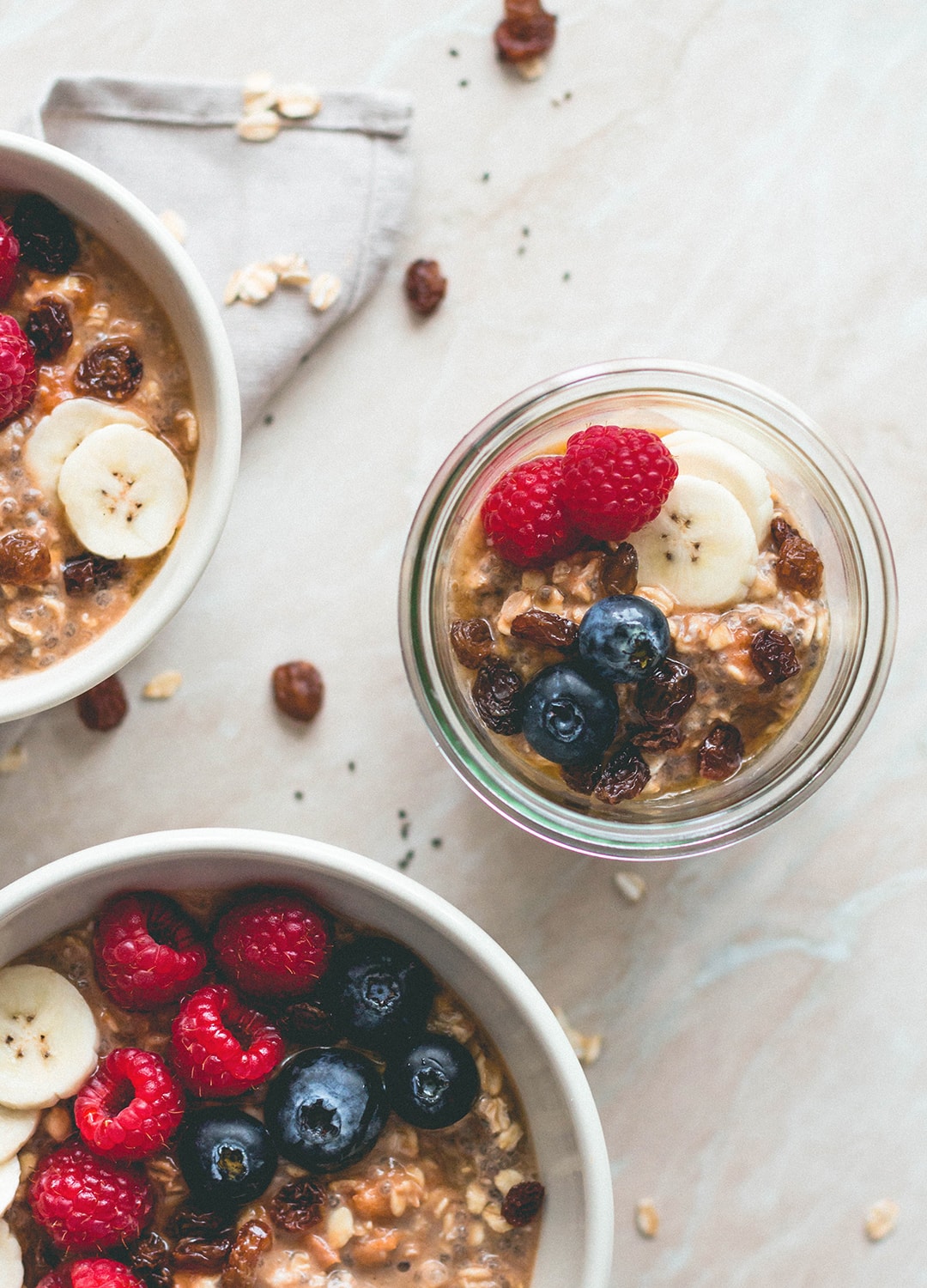 21 Oatmeal Recipes You Need To Try (vegan, gluten-free) - every flavor you can think of! With chocolate, berries, tropical fruit, chia seeds, acai, superfoods, spices, and remakes of famous desserts! Made with oats, buckwheat, or quinoa. Delicious! | thehealthfulideas.com