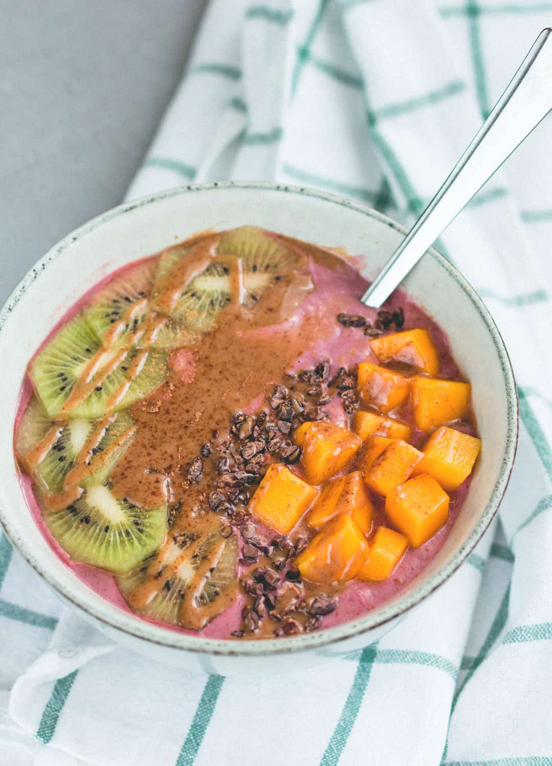 21 Oatmeal Recipes You Need To Try (vegan, gluten-free) - every flavor you can think of! With chocolate, berries, tropical fruit, chia seeds, acai, superfoods, spices, and remakes of famous desserts! Made with oats, buckwheat, or quinoa. Delicious! | thehealthfulideas.com