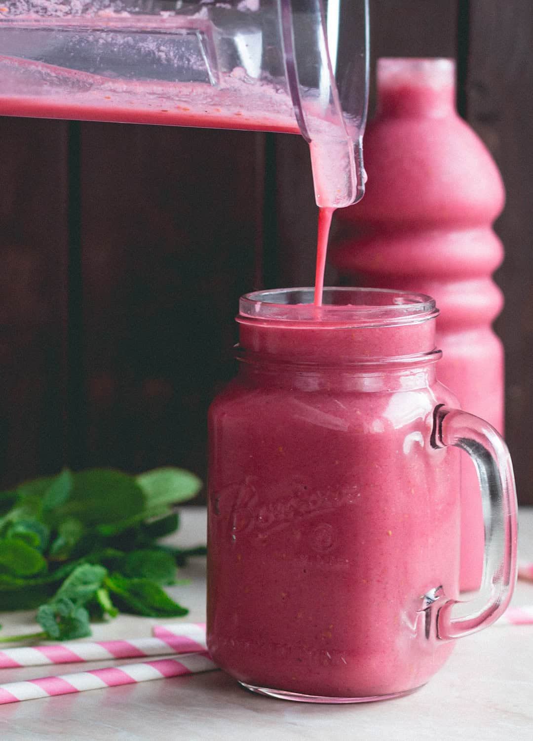 Refreshing Raspberry Mint Smoothie (raw vegan) - the most delicious refreshing smoothie to start your day with or have as a sweet snack during the day. Such an easy recipe! Mint, banana, berries, coconut, water, and almond milk. Delicious! | thehealthfulideas.com