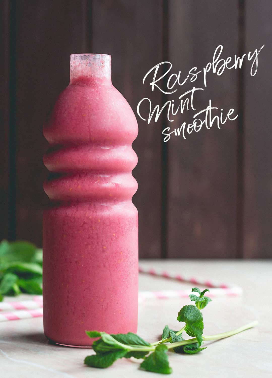 Refreshing Raspberry Mint Smoothie (raw vegan) - the most delicious refreshing smoothie to start your day with or have as a sweet snack during the day. Such an easy recipe! Mint, banana, berries, coconut, water, and almond milk. Delicious! | thehealthfulideas.com