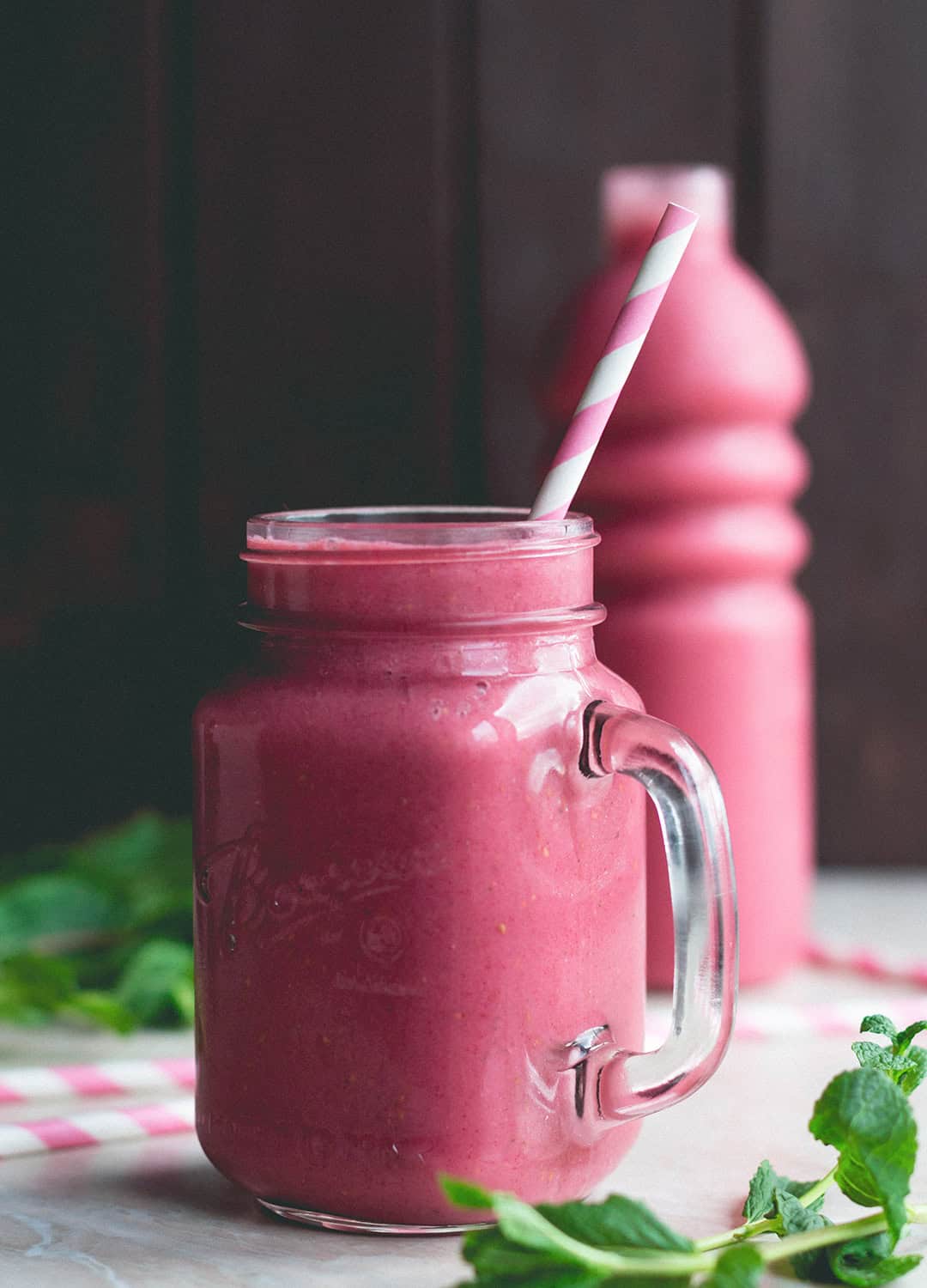 Refreshing Raspberry Mint Smoothie (raw vegan) - the most delicious refreshing smoothie to start your day with or have as a sweet snack during the day. Such an easy recipe! Mint, banana, berries, coconut, water, and almond milk. Delicious! | thehealthfulideas.com