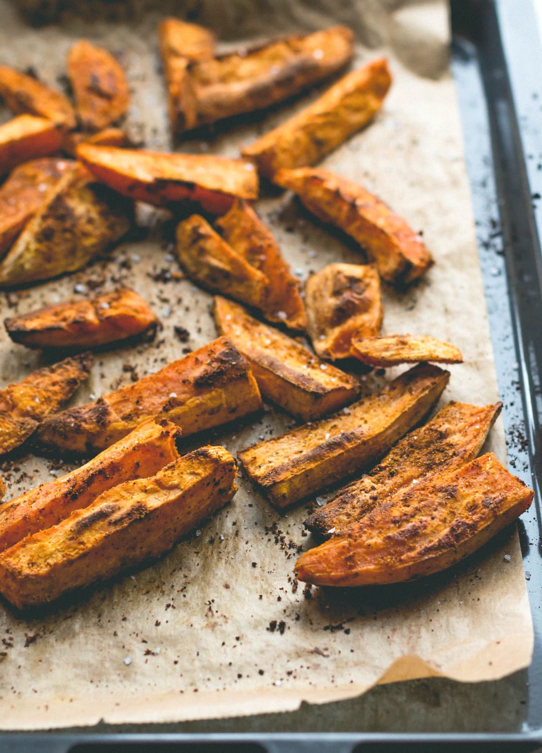 Tandoori Masala Sweet Potato Wedges (vegan, GF) - over roasted sweet potato fries with amazing spices, and a touch of coconut oil. Easy to make, delicious, and totally guilt-free. You'll love this recipe! | thehealthfulideas.com