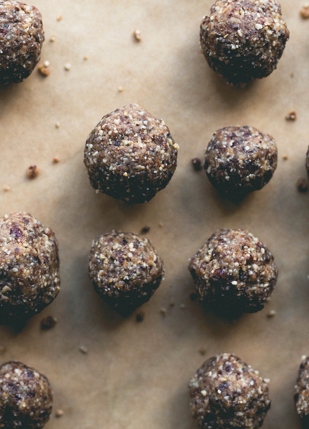 Cranberry Maca Baobab Energy Bites (raw vegan) - these energy balls are PACKED with superfoods and nutrients! Sweet, tangy, and delicious! | thehealthfulideas.com