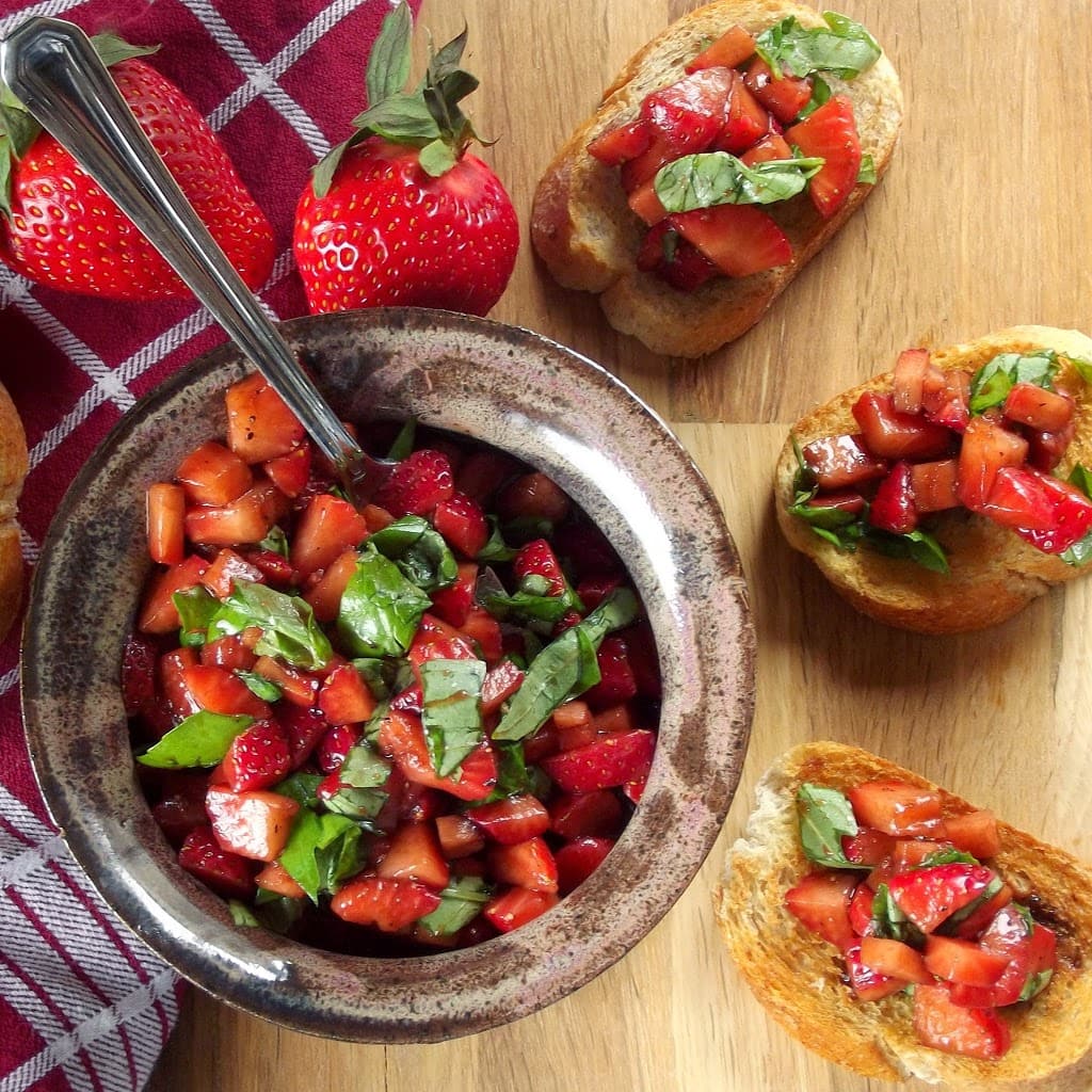 20 Vegan Early Summer Recipes You Will Love - early summer is the perfect time for delicious recipes with asparagus, strawberries, rhubarb, cherries, sour cherries, radishes, peas, and more! | thehealthfulideas.com
