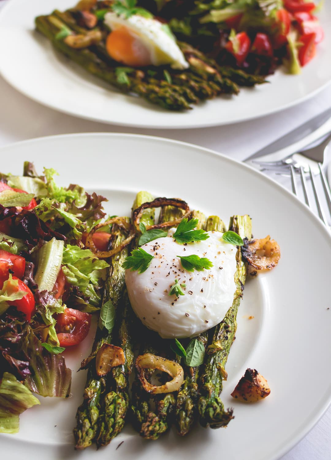 Grilled Asparagus with Poached Egg and Greens - delicious savory breakfast or bruch when you're craving something fancier. Healthy and actually really easy to make! We love this recipe! | thehealthfulideas.com