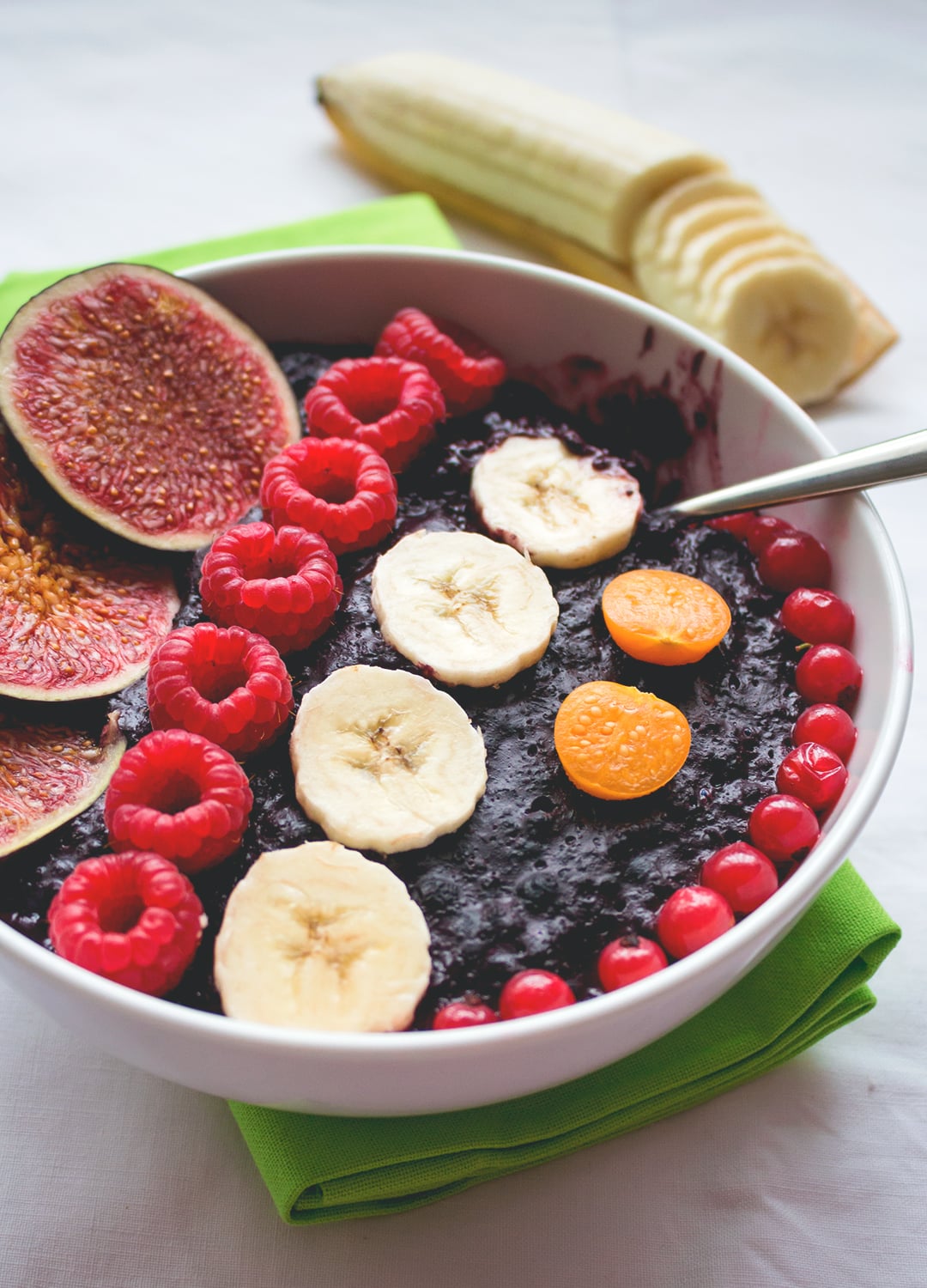 Cherry Blueberry Oatmeal with Acai - blueberries, cherries, and acai create such a delicious combination, you won't believe you aren't eating a dessert! Vegan and gluten free recipe. | thehealthfulideas.com