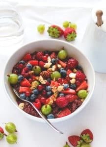Raspberry Chia Overnight Oats with Acai - the best breakfast to start your day right. Full of raspberries, cacao, acai, and chia seeds. YUM! We love this recipe!| thehealthfulideas.com