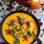 Vegan Creamy Roasted Butternut Squash Soup - delicious and easy fall recipe and the ultime comfort food! It's freezer friendly so you can double the recipe to enjoy it later. | thehealthfulideas.com