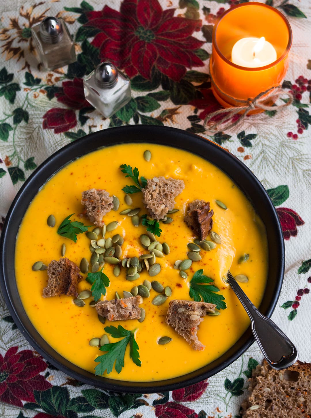Vegan Creamy Roasted Butternut Squash Soup - delicious and easy fall recipe and the ultime comfort food! It's freezer friendly so you can double the recipe to enjoy it later. | thehealthfulideas.com