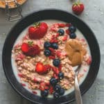 Strawberry Overnight Oats - delicious breakfast for busy days. I love this recipe, it's easy, healthy, and filling. Oats, strawberries, chia seeds, milk, and sweetener - so easy! | thehealthfulideas.com