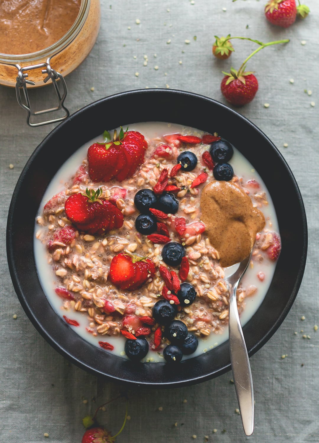 Strawberry Overnight Oats - delicious breakfast for busy days. I love this recipe, it's easy, healthy, and filling. Oats, strawberries, chia seeds, milk, and sweetener - so easy! | thehealthfulideas.com
