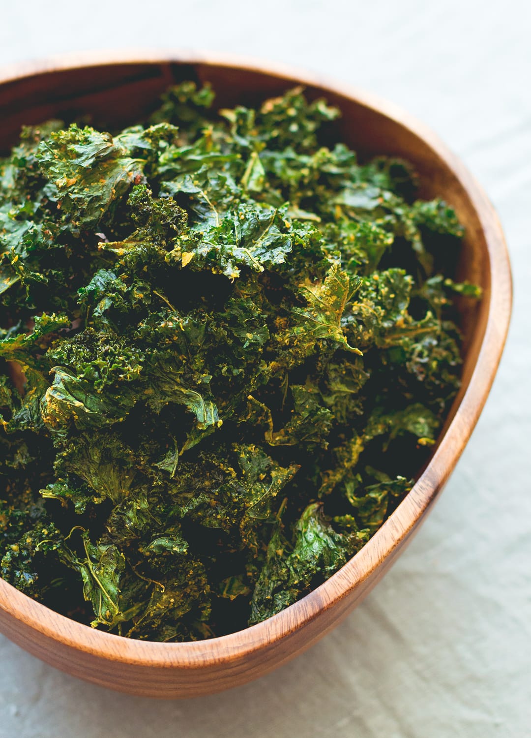 Onion Kale Chips - made in the oven in under 30 minutes! Easy & delicious these kale chips are the perfect movie night snack or anytime you're craving something salty & crunchy. | thehealthfulideas.com