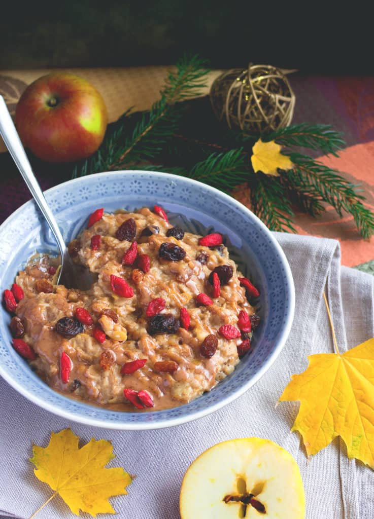 Apple Pie Oatmeal with Raisins and Goji Berries The Healthful Ideas