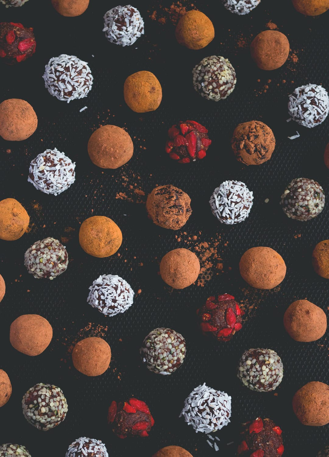 Chocolate Hazelnut Bites - sweet and chocolatey bliss balls, delicious any time of the year. A perfect snack for busy days. Vegan and absolutely heavenly! | thehealthfulideas.com