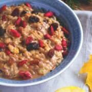 Apple Pie Oatmeal with Raisins and Goji Berries is the perfect breakfast for a gloomy Autumn day. It's easy, quick, delicious and really satisfying! I LOVE this recipe! | thehealthfulideas.com