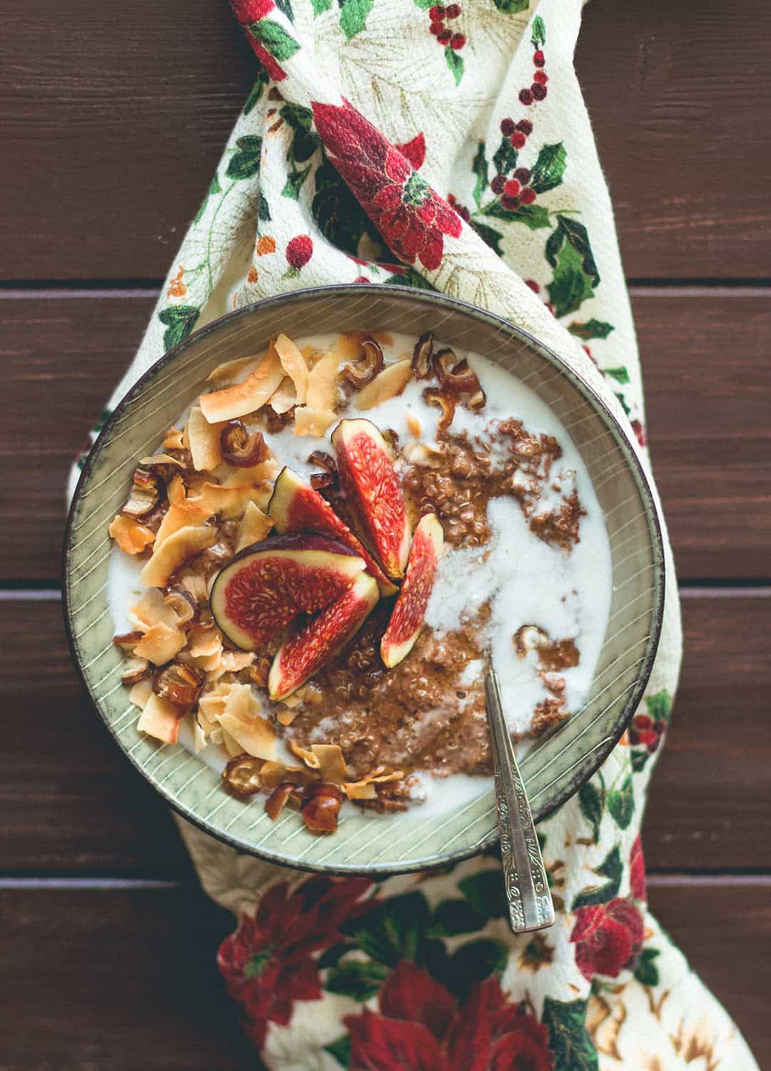 Gingerbread Quinoa Porridge with Toasted Coconut Flakes - vegan GF, and absolutely delicious. The PERFECT Christmas festive porridge! Creamy, spiced to perfection, sweet, satisfying, hearty, and filling. | thehealthfulideas.com