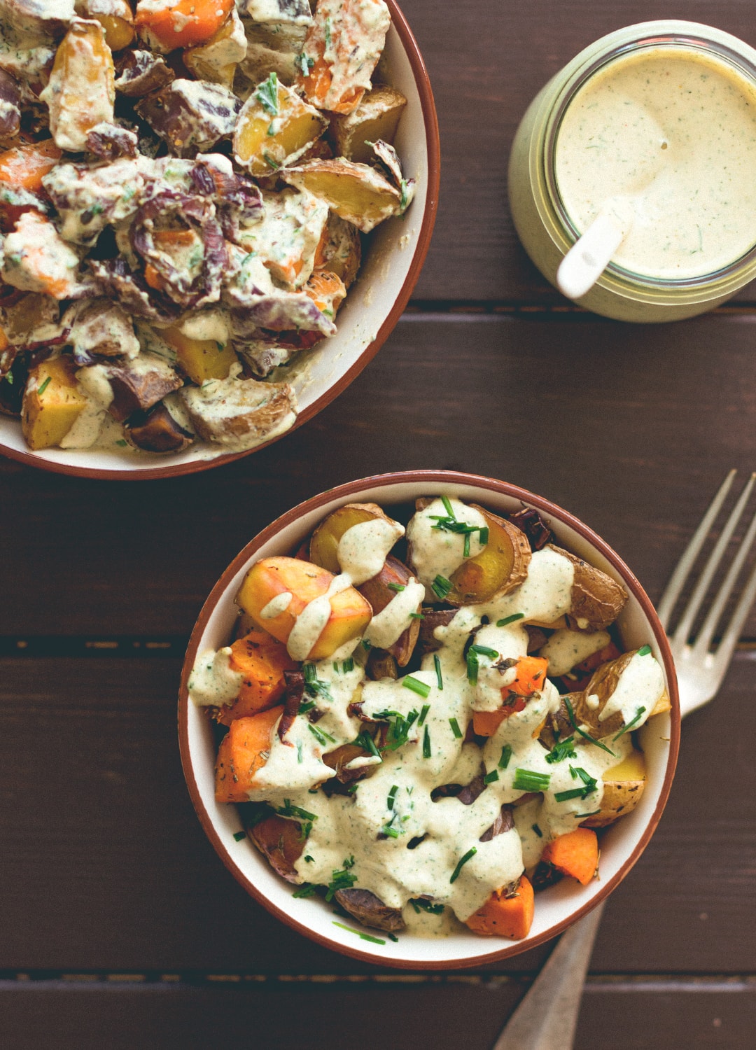 Roasted Potato Salad with Dill Cashew Dressing (vegan, gluten-free) - this is the perfect side dish or a great addition to vegan brunch. Potatoes roasted with herbs, drizzled with amazing cashew dressing with dill. | thehealthfulideas.com