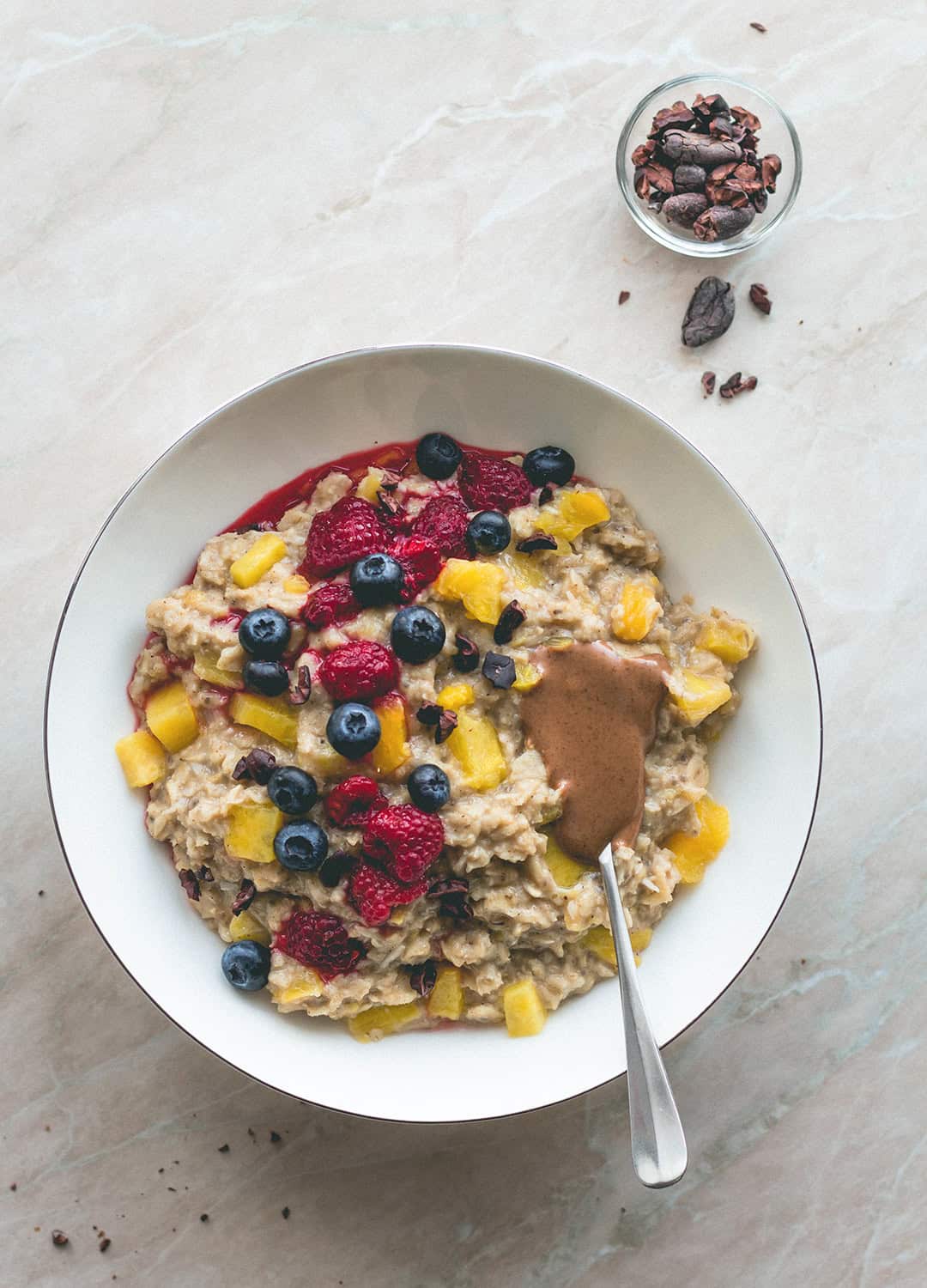 Pineapple Vanilla Oatmeal (vegan, gluten-free) - the best tropical breakfast! Only a few simple ingredients and 15 minutes to make. This pina colada oatmeal is really easy to make and super delicious! You'll love this recipe! | thehealthfulideas.com