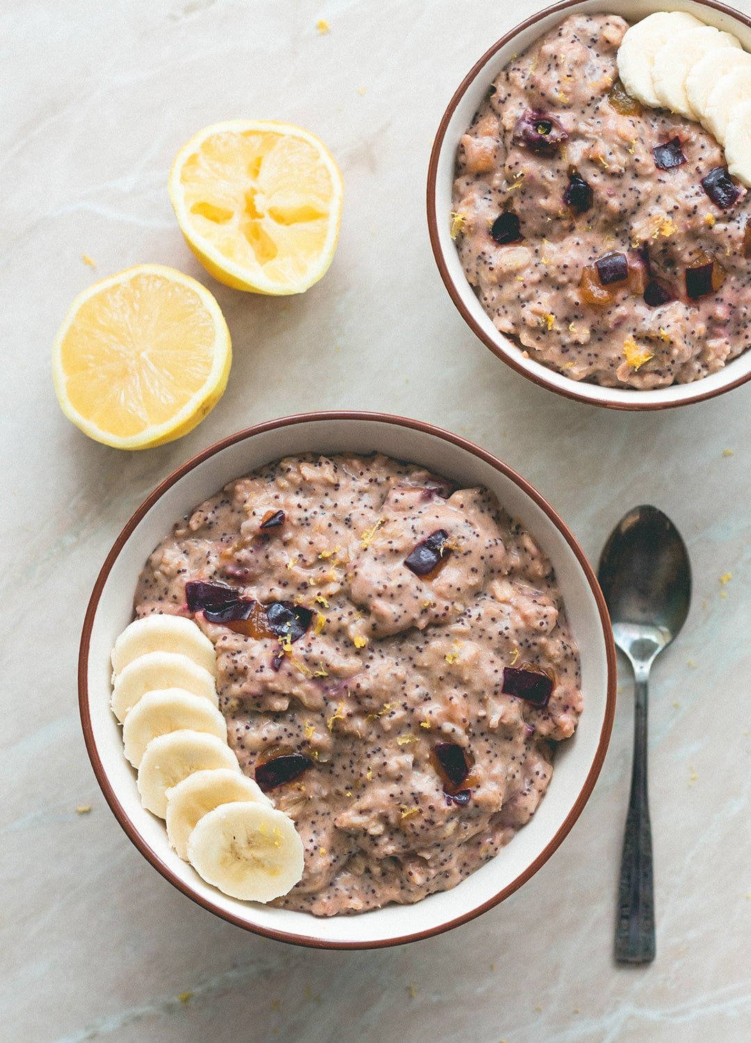 Plum Poppy Seed Oatmeal (vegan, gluten-free) - this oatmeal is really easy to make and it's the perfect healthy breakfast to fuel you through the day! Plums, oats, almond milk, poppy seeds, and a few spices. YUM! | thehealthfulideas.com