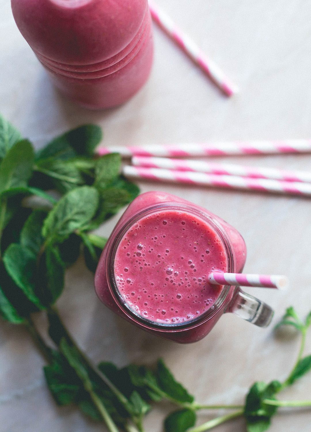 Refreshing Raspberry Mint Smoothie (raw vegan) - the most delicious refreshing smoothie to start your day with or have as a sweet snack during the day. Such an easy recipe! Mint, banana, berries, coconut, water, and almond milk. Delicious! | thehealthfulideas.com