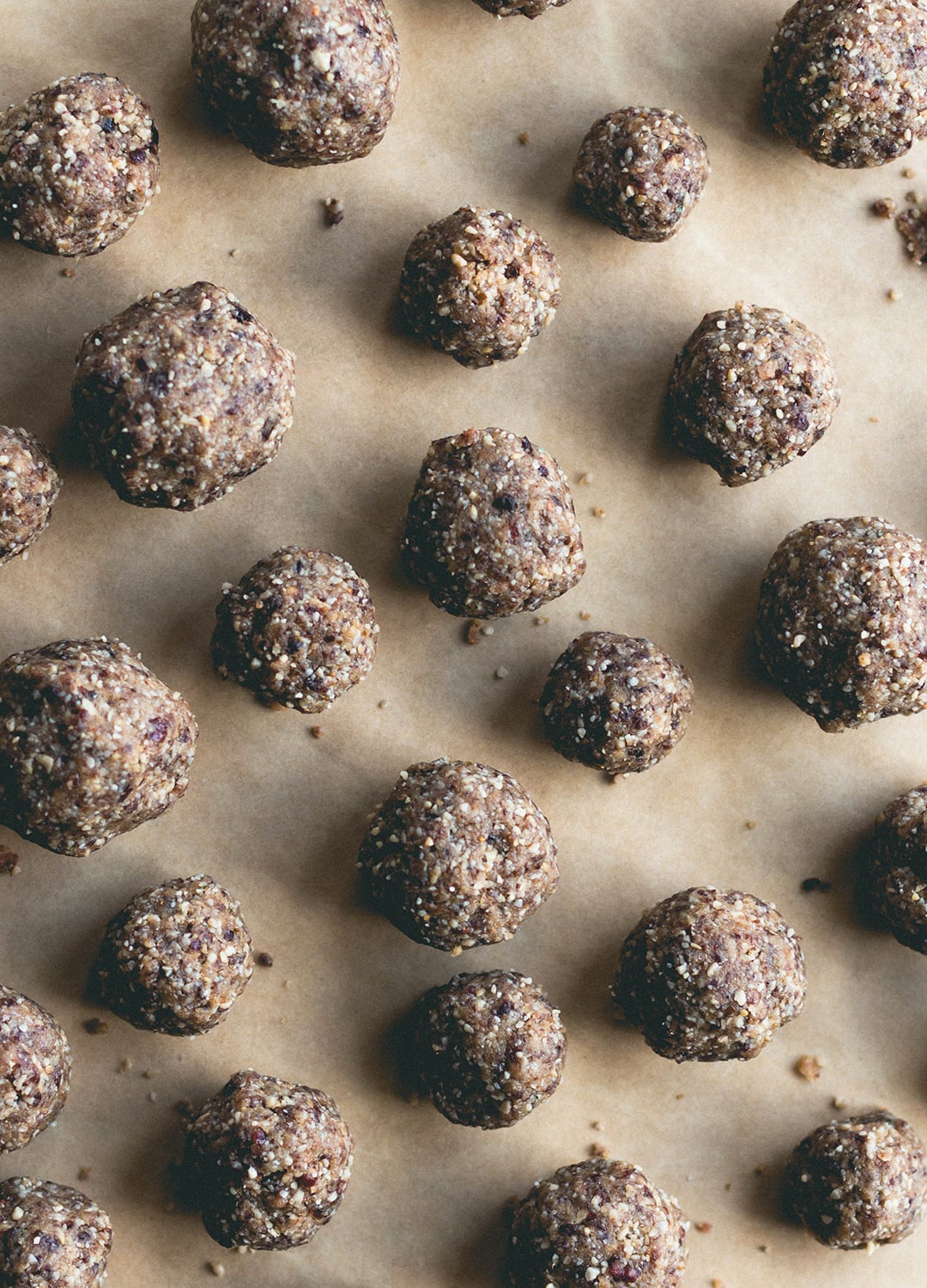 Cranberry Maca Baobab Energy Bites (raw vegan) - these energy balls are PACKED with superfoods and nutrients! Sweet, tangy, and delicious! | thehealthfulideas.com