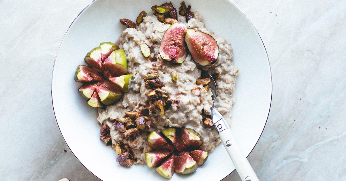 Hazelnut Oatmeal with Caramelized Pistachios and Figs - The Healthful Ideas