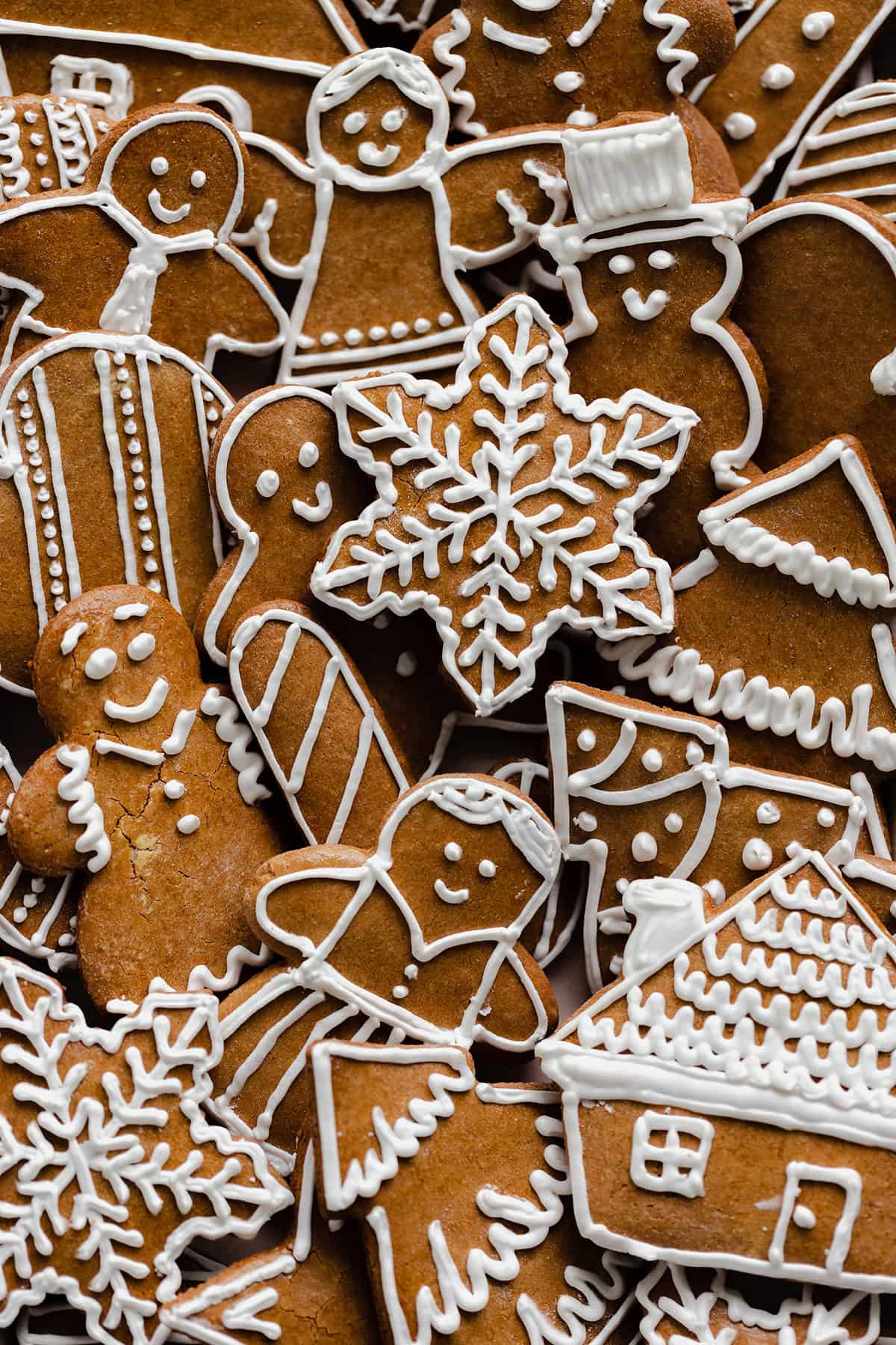 A close up of decorated gingerbread cookies.