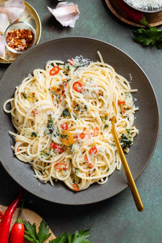 Spaghetti Aglio Olio e Peperoncino - The Healthful Ideas