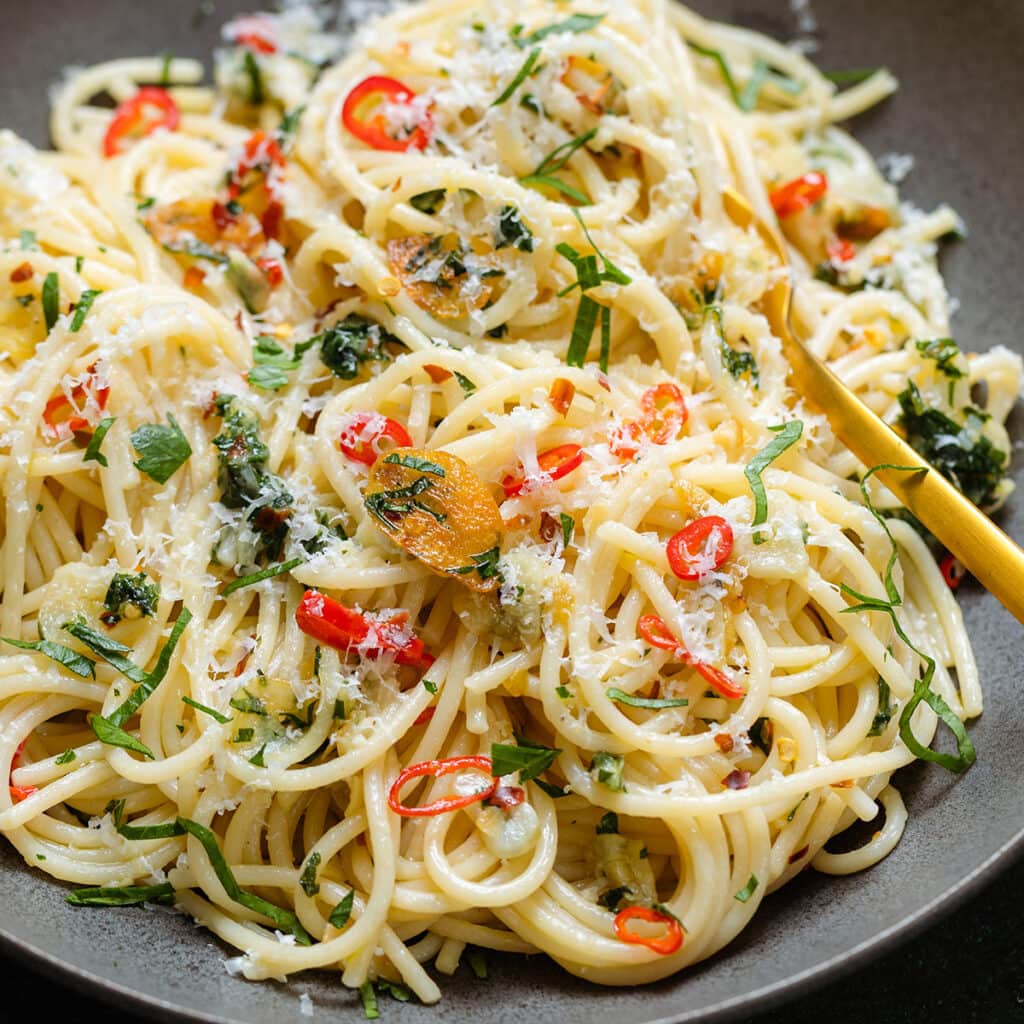 Spaghetti Aglio Olio e Peperoncino - The Healthful Ideas